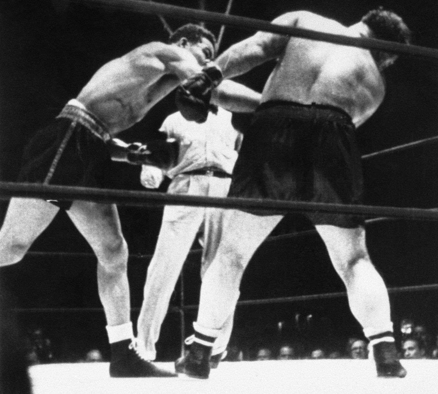 1939: Boxer Joe Louis retains world heavyweight title